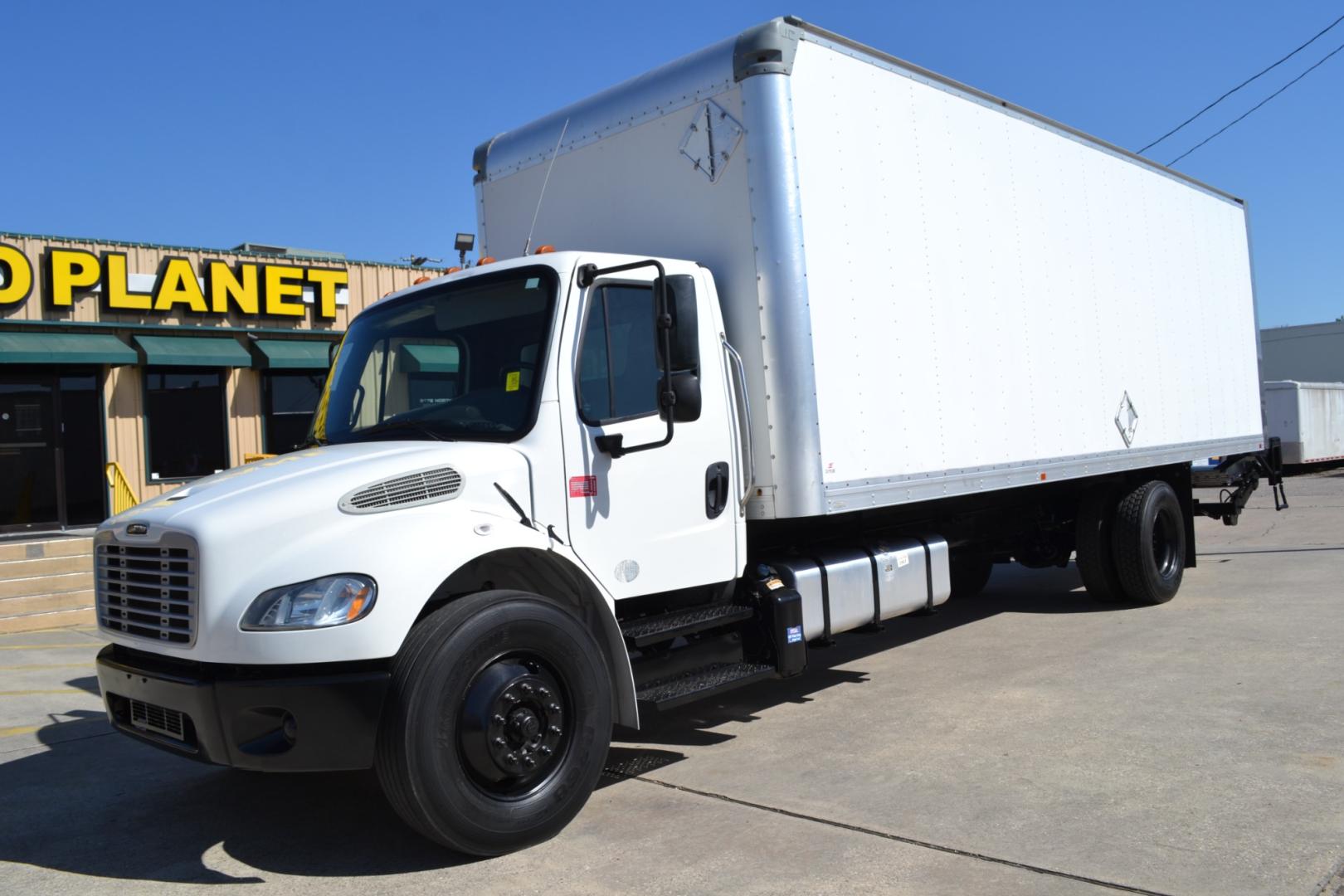 2018 WHITE /BLACK FREIGHTLINER M2-106 with an DETROIT DD5 5.1L 210HP engine, ALLISON 2100HS AUTOMATIC transmission, located at 9172 North Fwy, Houston, TX, 77037, (713) 910-6868, 29.887470, -95.411903 - 25,550LB GVWR NON CDL, SUPREME 26FT BOX , 13FT CLEARANCE, 97" X 102", MAXON 3,000LB CAPACITY ALUMINUM LIFT GATE, E-TRACKS, 80 GALLON FUEL TANK, SPRING RIDE, COLD A/C - Photo#0